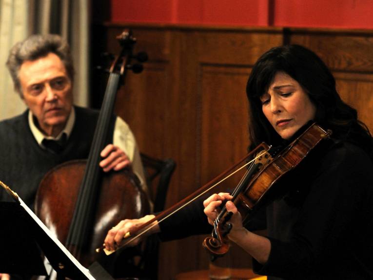 Frau und Mann spielen Cello und Geige