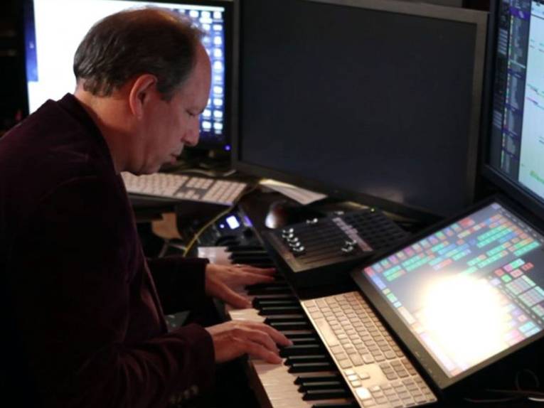 Ein Komponist kreirt ein Stück am Keyboard.