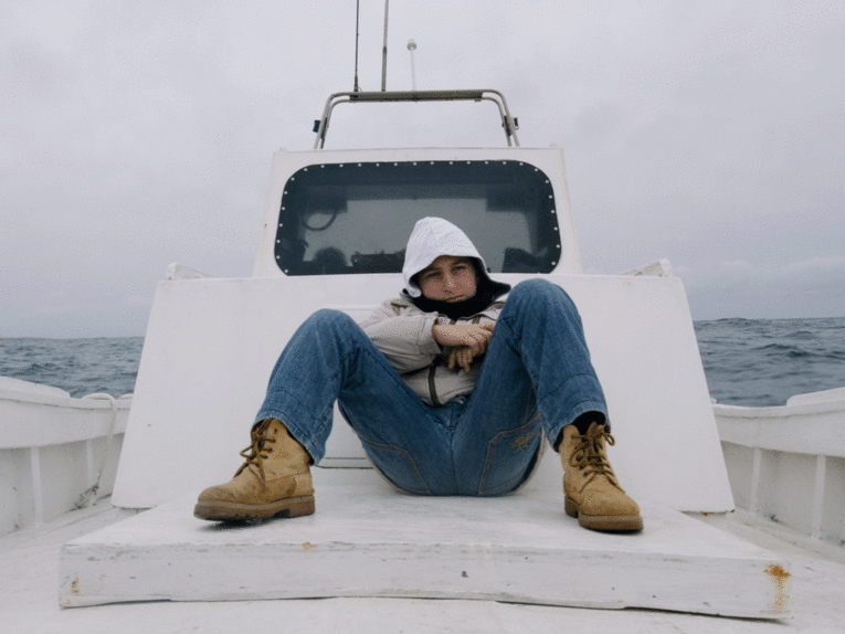 Samuel (Hauptcharakter) verbringt Zeit auf dem Fischerboot seines Vaters