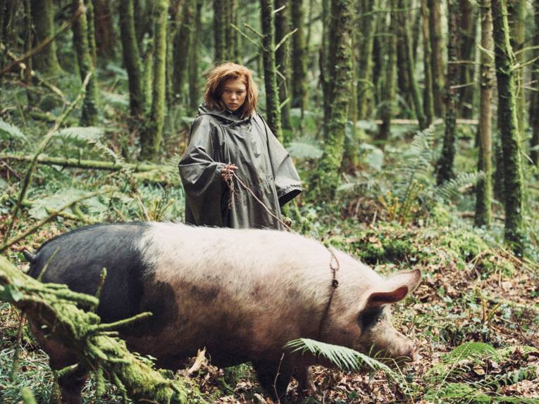 Frau mit Schwein im Wald
