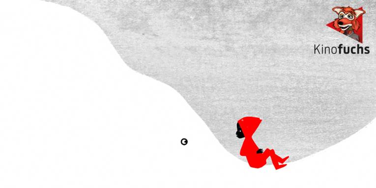 Ein schwarzer Junge in einem roten Overall sitzt im Schnee