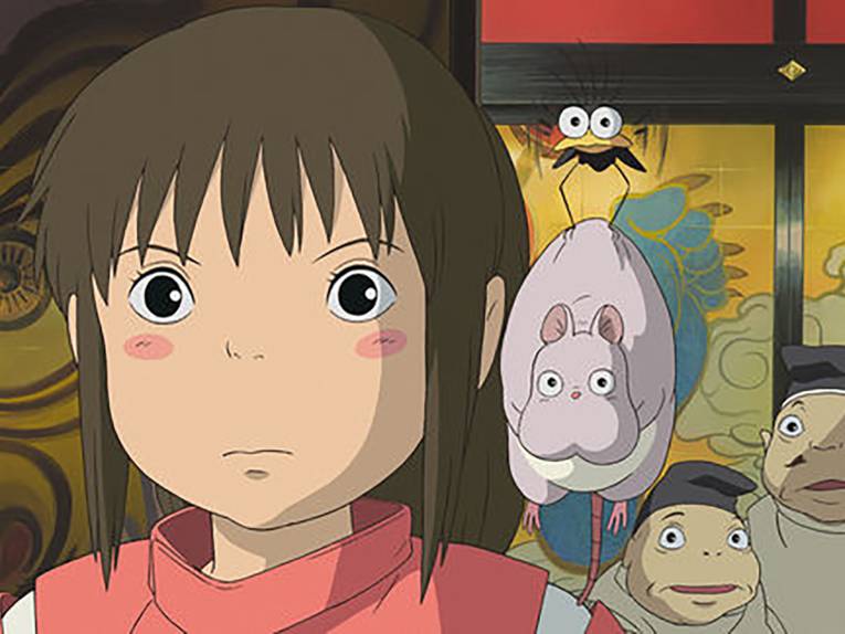 Im Bild zu sehen ist gezeichnet ein Mädchen in einem typisch japanischen Badehaus. Neben ihr fliegt ein kleiner schwarzer Vogel, der eine Art dicke Maus trägt. Im Hintergrund stehen Männer.
