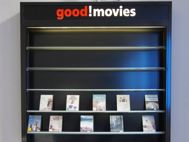 Ein Regal mit DVDs über dem Good Movies steht. 