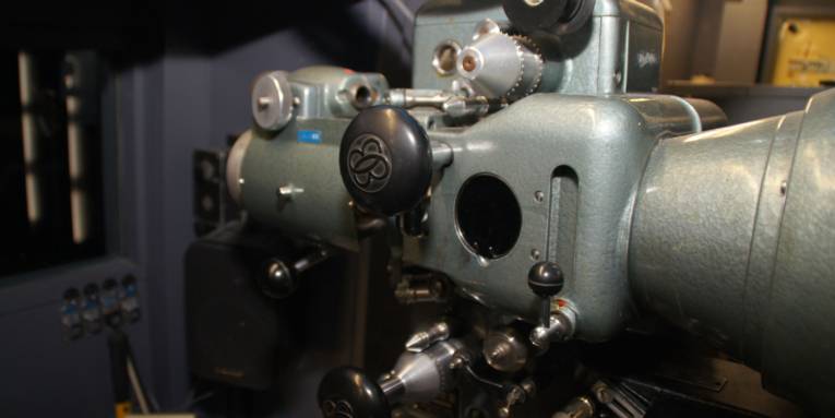 Ein Filmprojektor in einem Kino