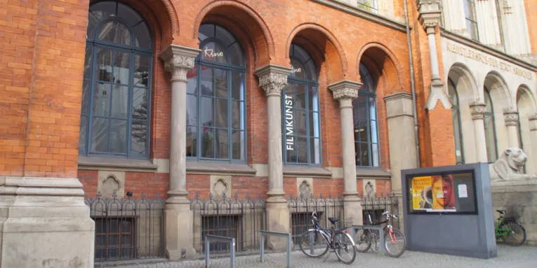 Ein historisches Gebäude mit Fahrradständern davor. 