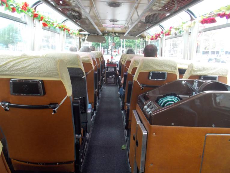 Der Blick von hinten durch den Gang des Bussa Nova-Busses