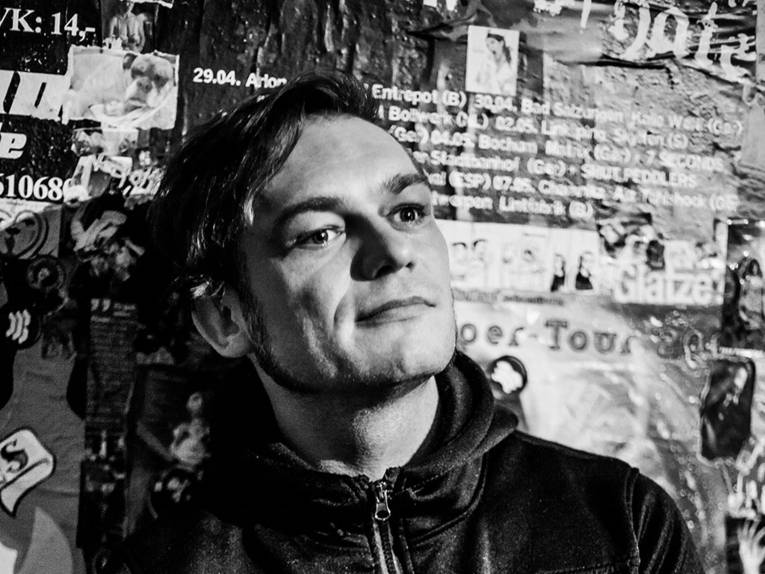 Schwarz-weiß Aufnahme von Thomas Godoj im Profil