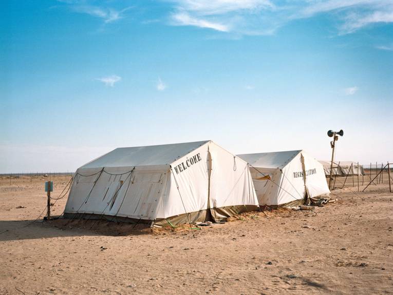 Zwei Zelte in der Wüste. 