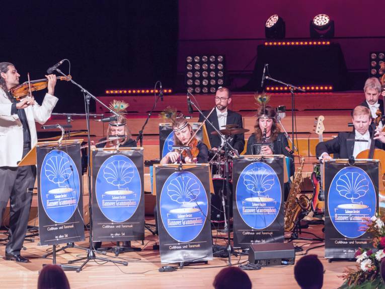 Das Anliegen des Ensembles ist die Pflege der Salonmusik und der Schlager bzw.. der Tanzmusik der ersten Hälfte des vergangenen Jahrhunderts auf kammermusikalischem Niveau.