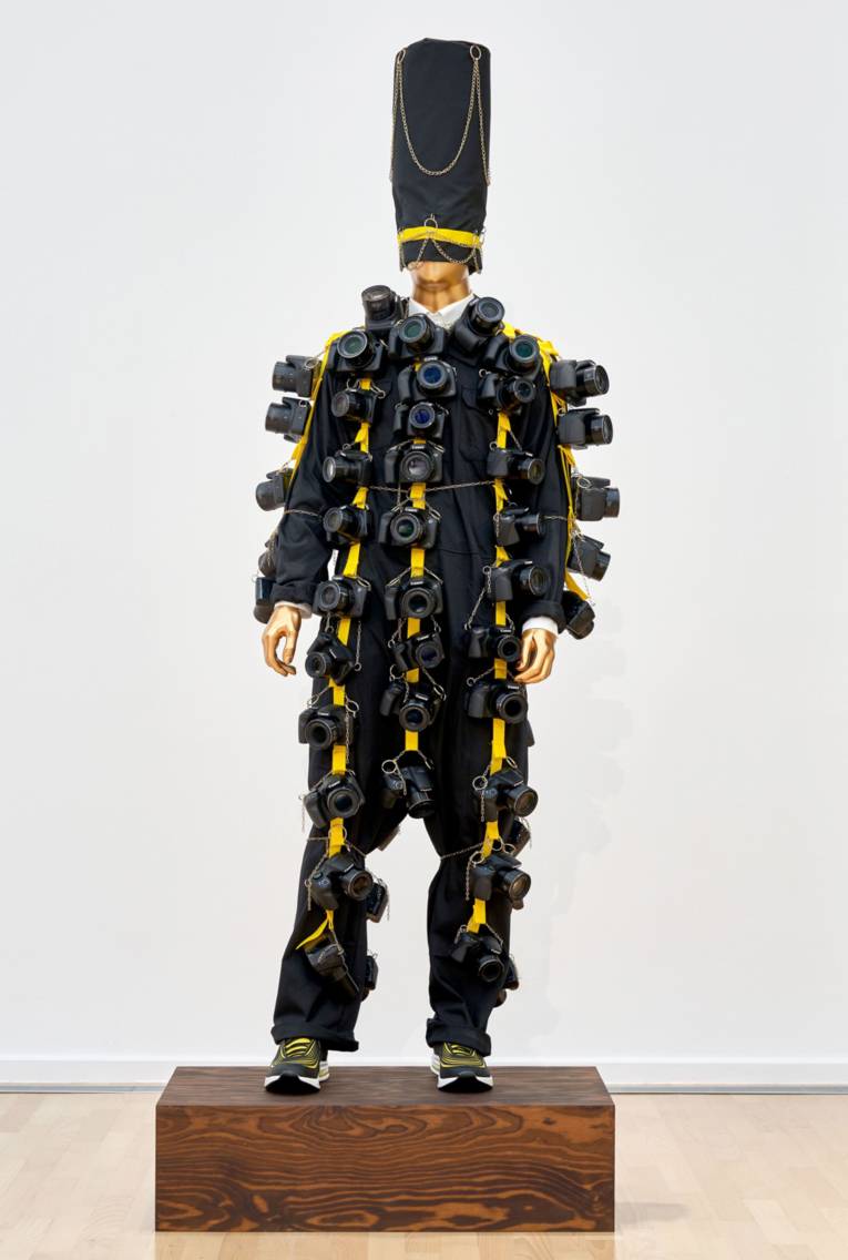 In seinen Fotografien, Videos, Installationen und Performances beschäftigt sich Matthew Cowan mit europäischen Bräuchen und der Rolle, die sie heute spielen.