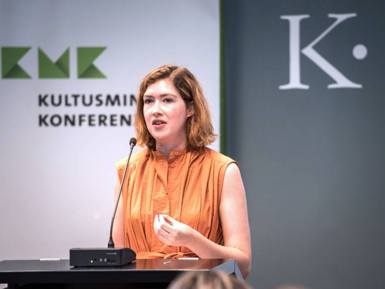 Acht Bewerberstädte präsentierten ihre Stadt: Schauspielerin Hannah Gibson spricht mit einem eindringlichen Monolog über die Krise in der EU, den Brexit, die Flüchtlingspolitik.