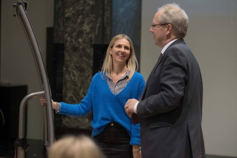 Impression der ersten Kulturratssitzung am 19.12.2019 im Mosaiksaal mit Melanie Botzki und Stefan Schostok