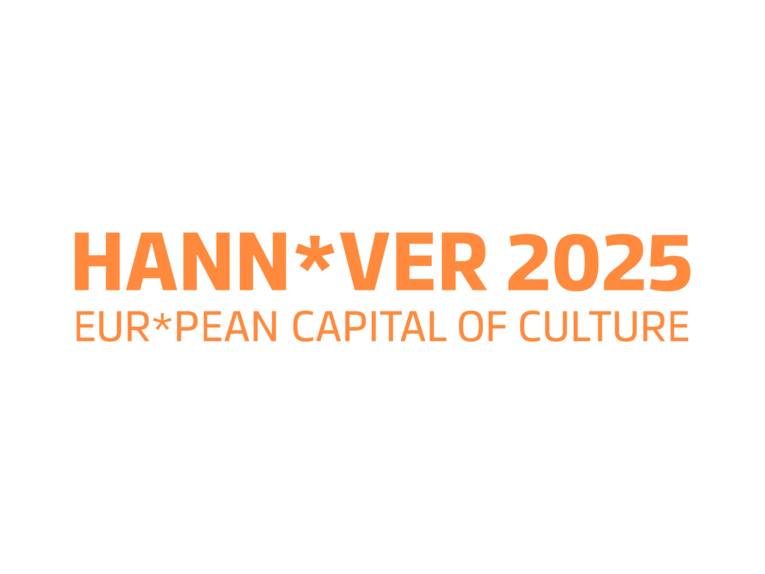 Der Schriftzug "HANN*VER 2025, EUR*PEAN CAPITAL OF CULTURE" in Orange