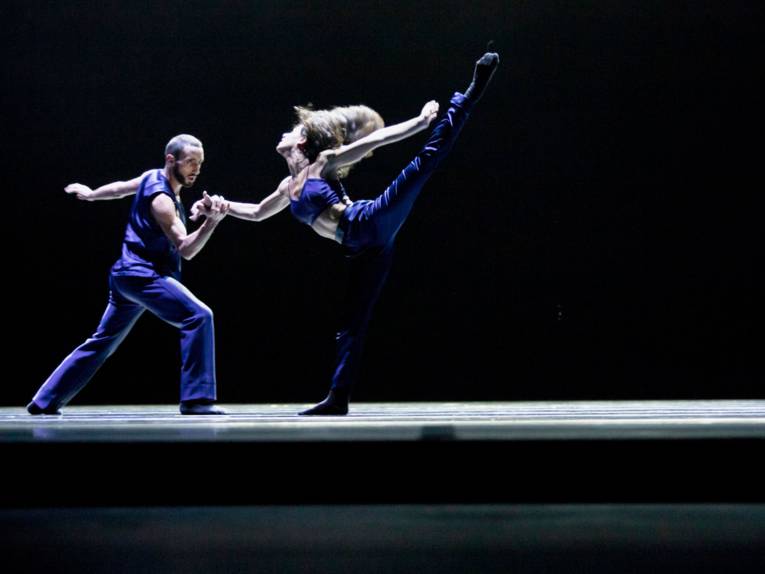 Zwei Tänzer in akrobatischer Pose