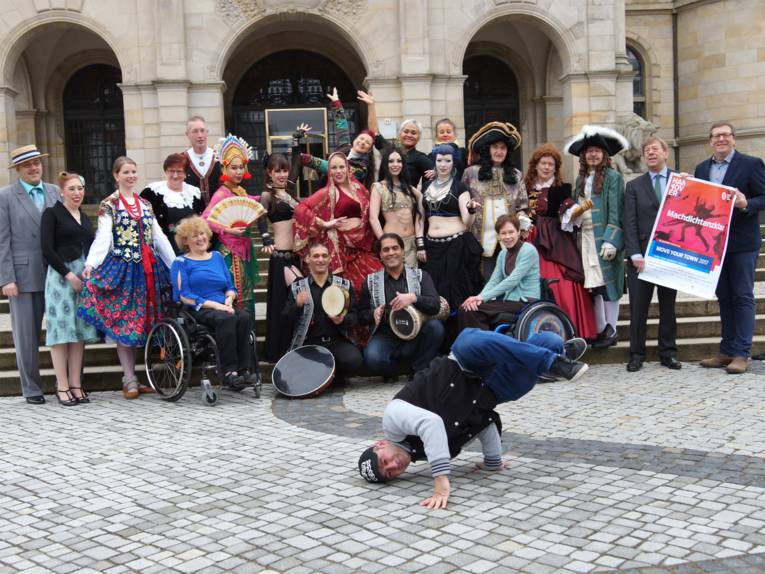 Harald Härke (Kulturdezernent der Landeshauptstadt Hannover), Sönke Burmeister (Niedersächsische Lotto-Sport-Stiftung) sowie Tänzer und Tänzerinnen stellen das vielfältige Programm von Move your town 2017 vor.