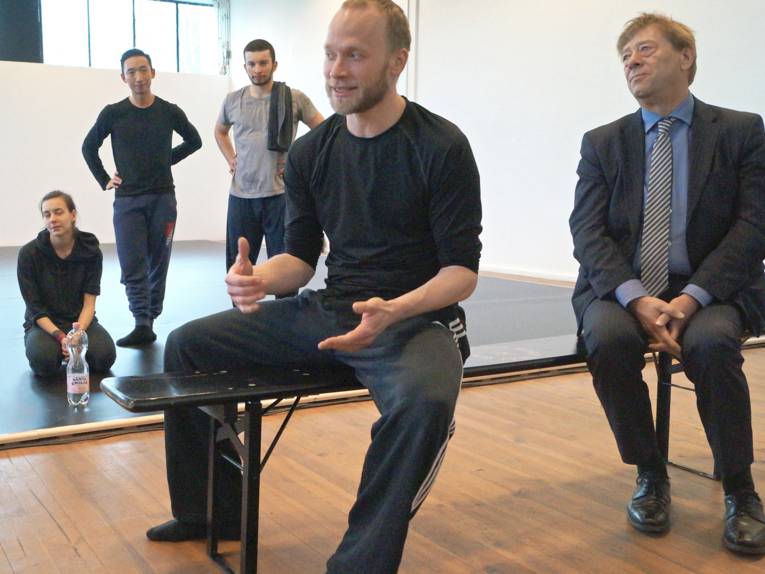Kulturdezernent Harald Härke zusammen mit dem Ensemble Landerer & Company beim Proben im neuen Tanzraum auf dem FAUST-Gelände