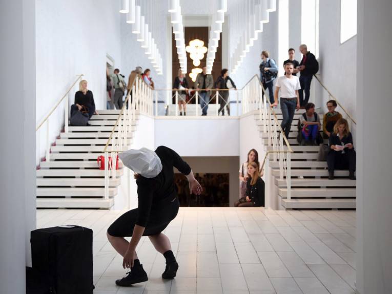 Tänzerin Sonja Pregrad präsentiert eine individuell ausgewählte Choreographie.