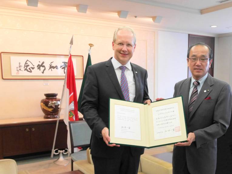 Oberbürgermeister Stefan Schostok und Hiroshimas Bürgermeister Kazumi Matsui 