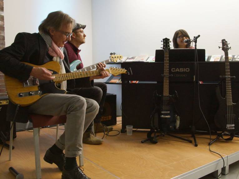Dozent/innen der Musikschule Hannover stellten die Instrumente bei einem Minikonzert vor.
