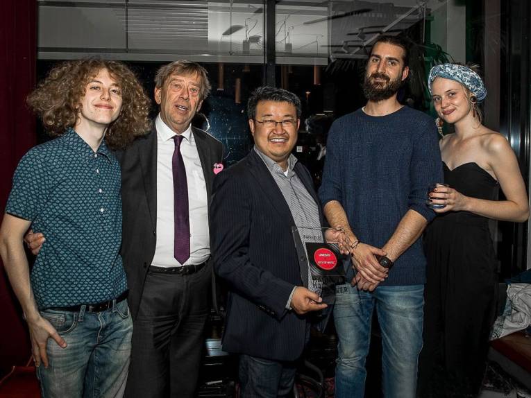 v.l.n.r.: John Winston Berta (Musiker), Chi Trung Khuu (Lieblingsbar), Harald Härke (Kulturdezernent), BenediktPoensgen (Kulturbüro), Manuel Mauritz (Lieblingsbar), Michelle Ailjets (Musikerin) 