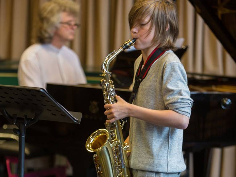 Saxophonspieler, im Hintergrund ein Klavierspieler