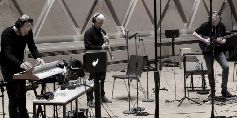 SoundCity: Andreas Burckhardt (Saxophone), Klaus Spencker (Gitarren u. Sounds), Nils Nordmann (Keyboard, Loops u. Sounds)