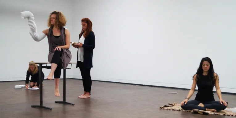 Fünf KünstlerInnen des Aktions-Labors PAErsche nahmen den KUBUS mit einer zweitägigen Langzeit-Performance in Besitz.