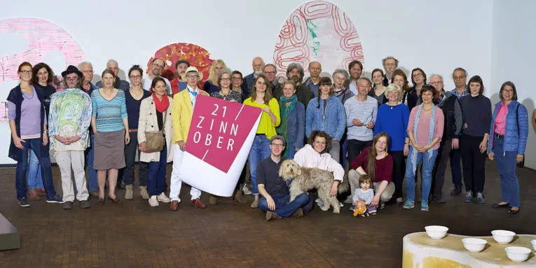 KünstlerInnen, GaleristInnen und Kunstschaffende des ZINNOBER-Wochenendes 2018. Im Hintergrund Kunst von Karl Möllers.