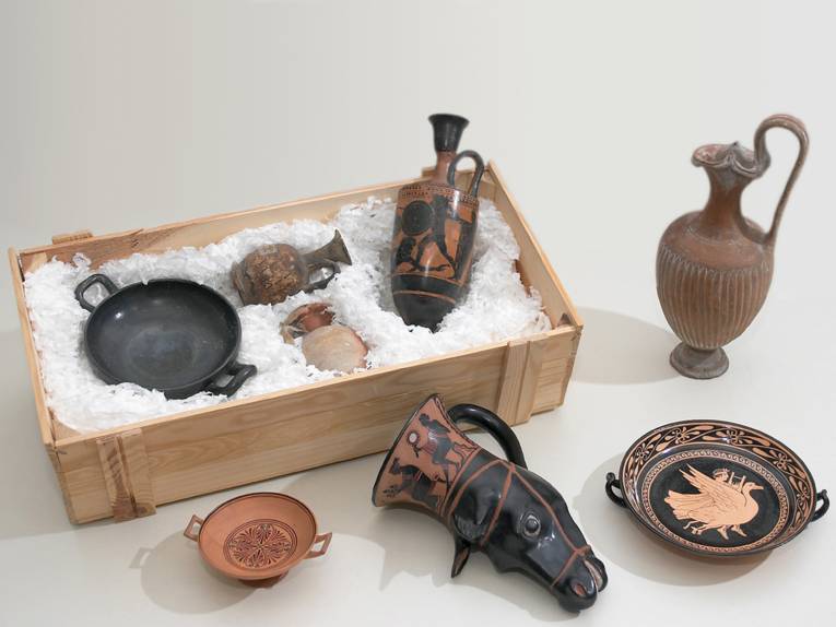 Tastkasten für blinde und sehbehinderte Besucher mit Nachbildungen antiker Gefäße