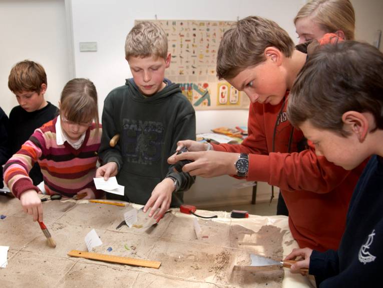 Kinder und Jugendliche während eines Mitmachworkshops im Museum August Kestner