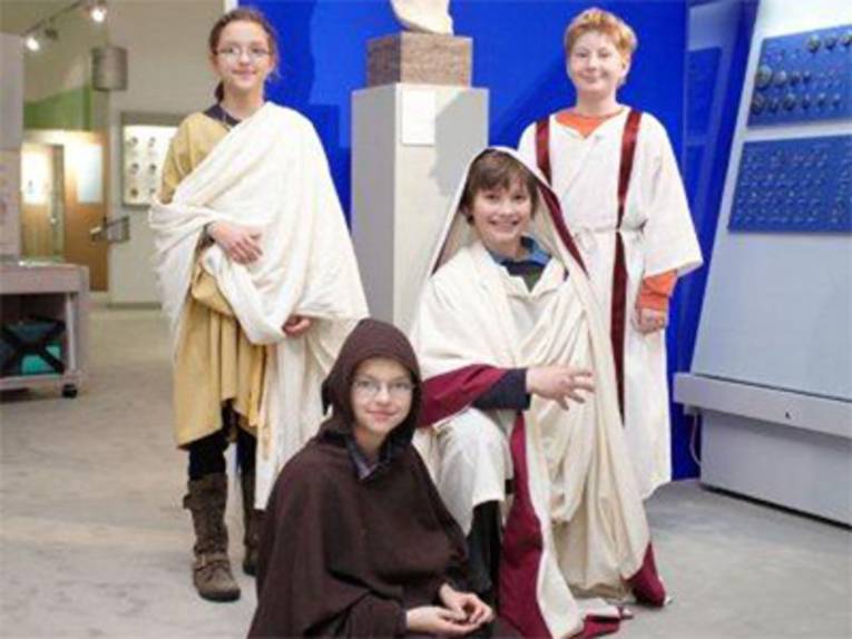 Kinder in mittelalterlichen Gewändern