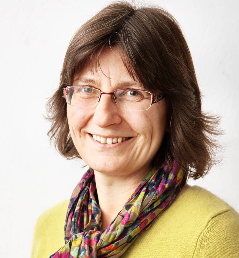 Dr. Sally Schöne, Kuratorin für Angewandte Kunst und Design