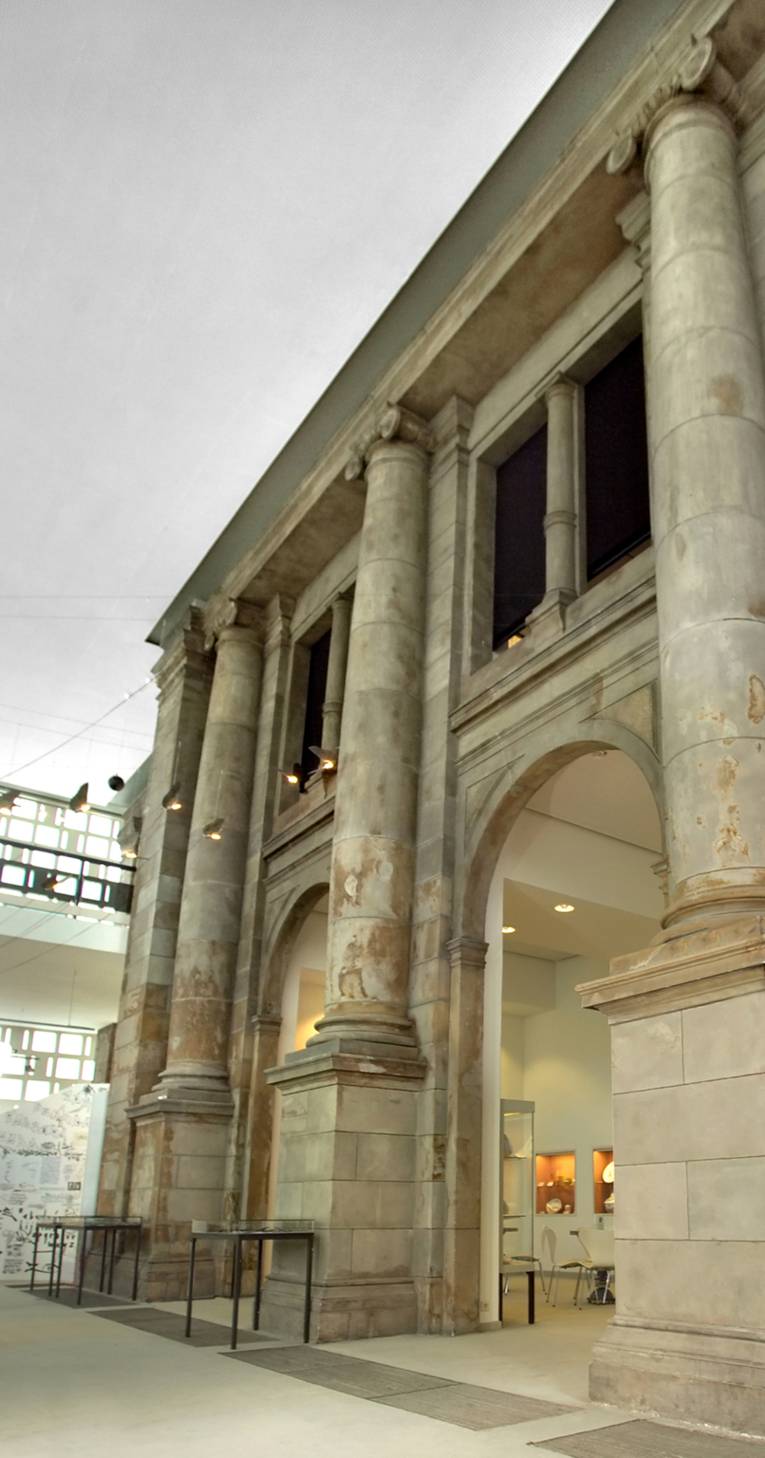 Blick auf die historische Fassade im Innern des Museum August Kestner