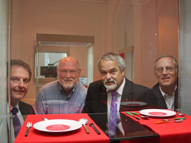 Museumsdirektor Professor Dr. Thomas Schwark, Heinz-Jürgen Averwerser, Joachim Werren (Generalsekretär der Stiftung Niedersachsen) und Dr. Wolfgang Schepers (ehemaliger Direktor des MAK)