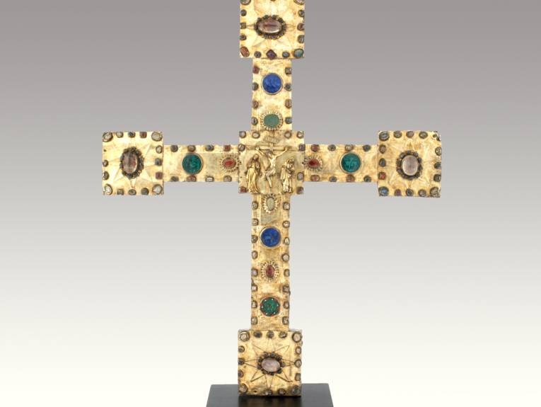 Vortragekreuz aus der Marienkirche zu Osnabr&uuml;ck, 13./14. Jahrhundert, mit vergoldetem Silberblech belegt und mit vielen Edelsteinen, Bergkristallen und Emaille reich verziert. 