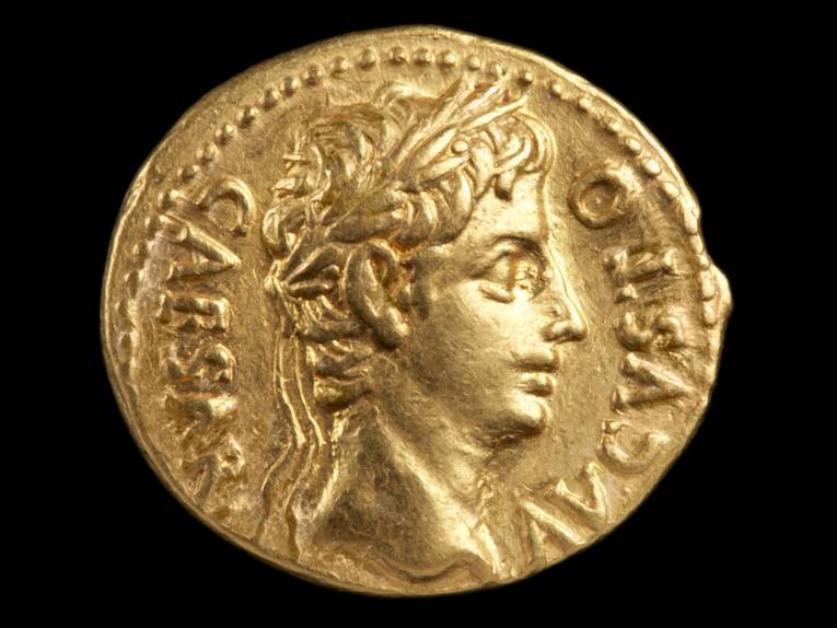 Eine römische Goldmünze, die den Kopf des Augustus zeigt