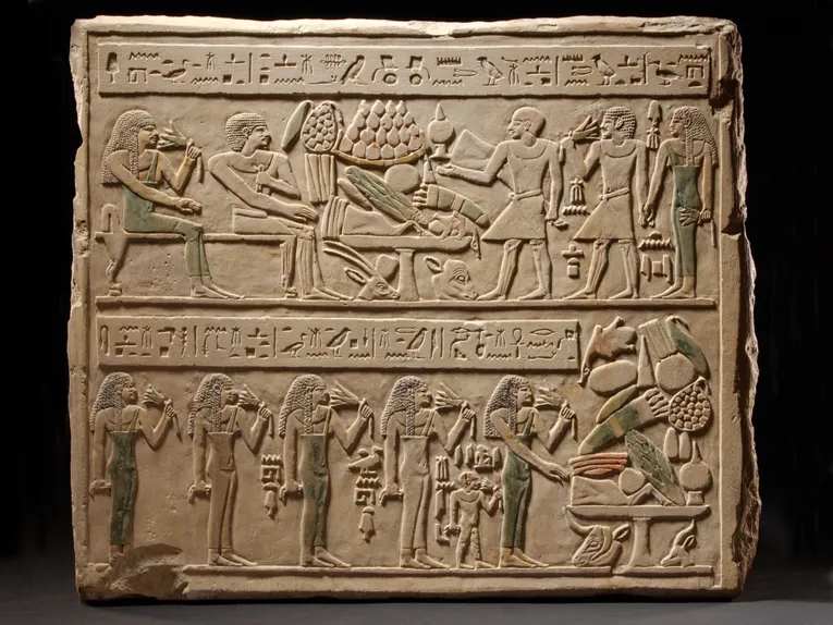 Eine Steintafel, in die Figuren und Hieroglyphen gemeißelt sind