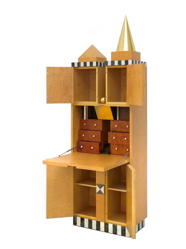 Ein Schrank in der Anmutung eines Turms