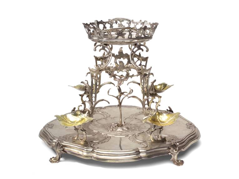 Ein reich verziertes silbernes Tablett mit mehreren Ablagemöglichkeiten