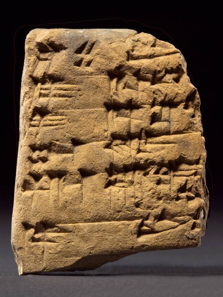 Eine Steintafel mit Hieroglyphen