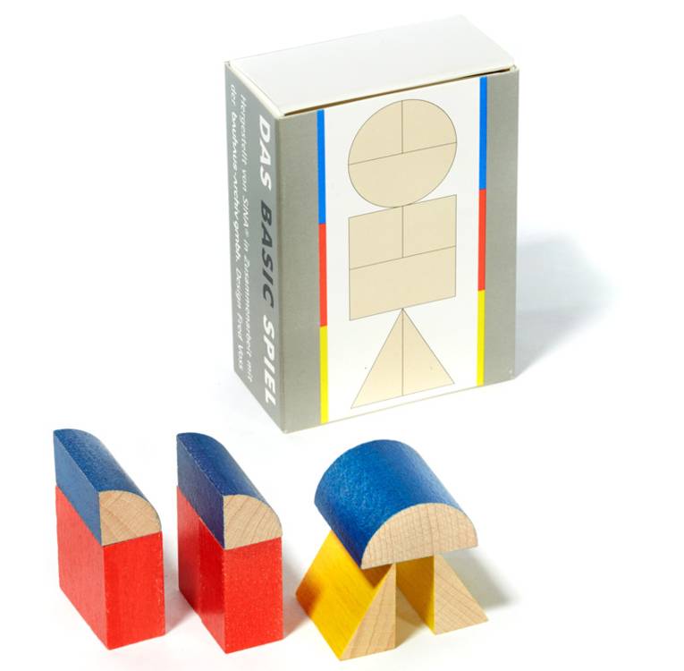 Das Basic Spiel in den Grundformen und Farben, die das Bauhaus bekannt machten