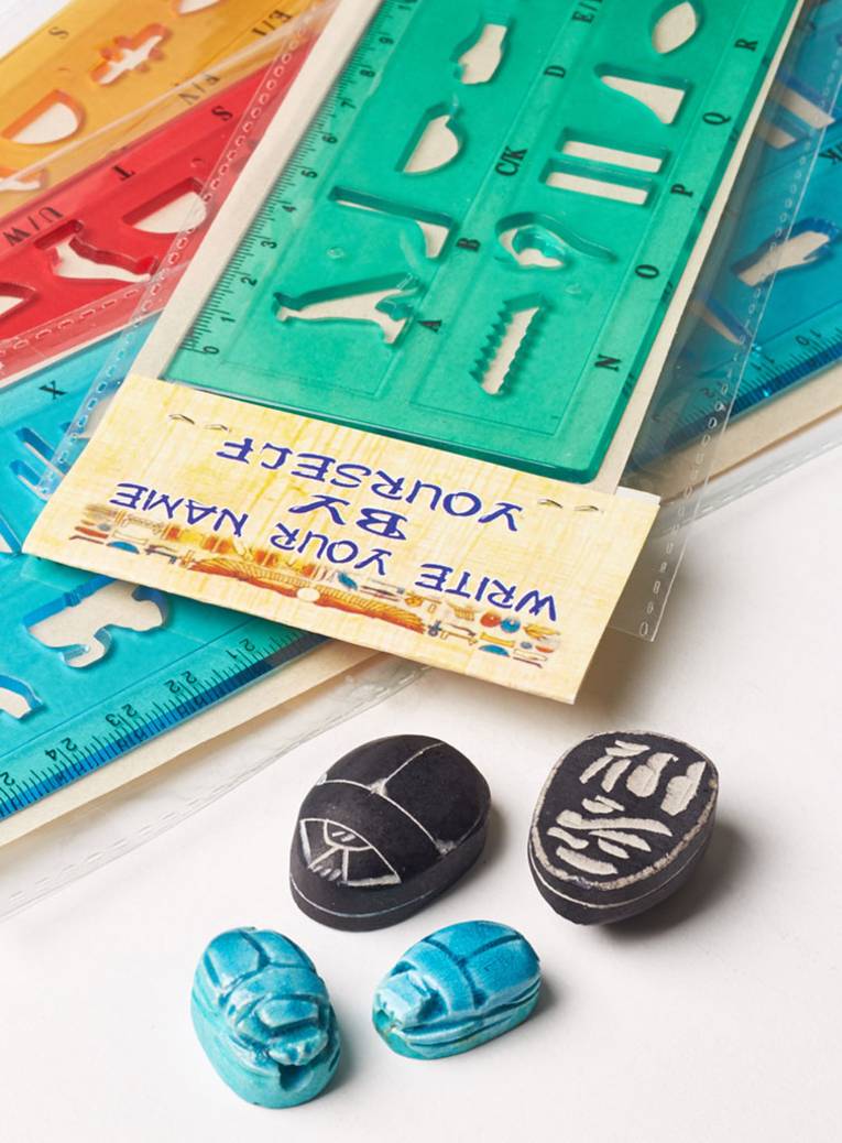 Schablonen zum Nachzeichnen von Hieroglyphen und Skarabäen in zwei Größen