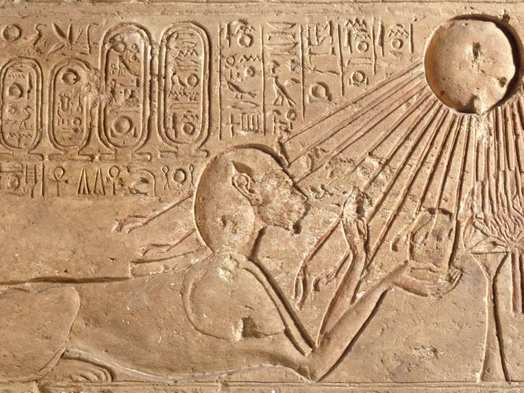 Der ägyptische Pharao Echnaton hat die Sonnenscheibe zum einzigen und höchsten göttlichen Symbol erhoben.