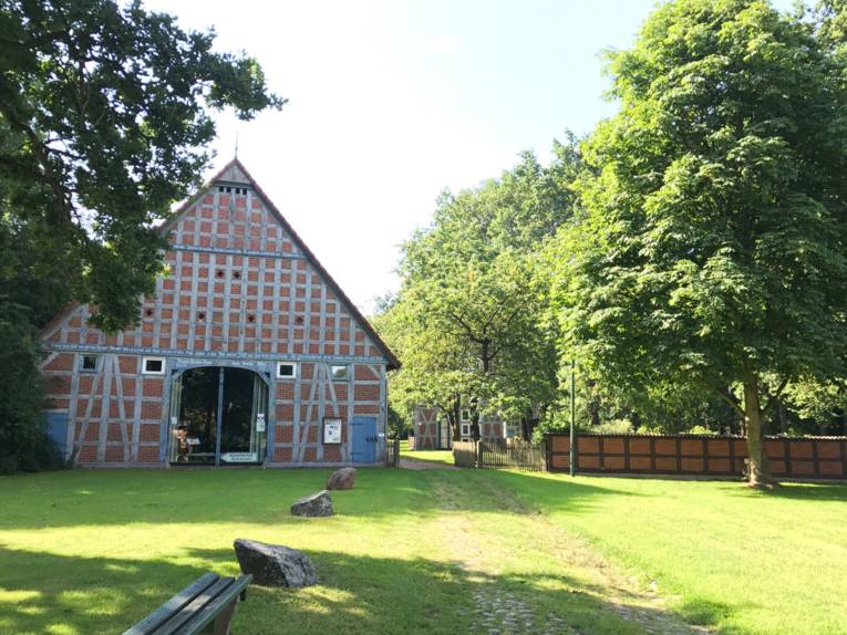 Schreyahn im Süden des niedersächsischen Landkreises Lüchow-Dannenberg ist ein Teilort der Stadt Wustrow. Das Rundlingsdorf liegt im Wendland etwa acht Kilometer südwestlich der Kreisstadt Lüchow. 