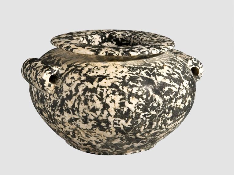 Breites Gefäß mit Ösen zur Aufhängung: Diorit, Höhe: 8,6 cm / Breite (mit Ösen): 14 cm, späte Negade II Zeit bis 1. Dynastie, ca. 3300-2900 v. Chr.
