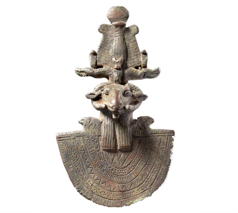 Bronze-Aufsatz für einen Holzstab: Widderkopf des Gottes Amun. Höhe: 10 cm. Ägypten um 500 v. Chr.