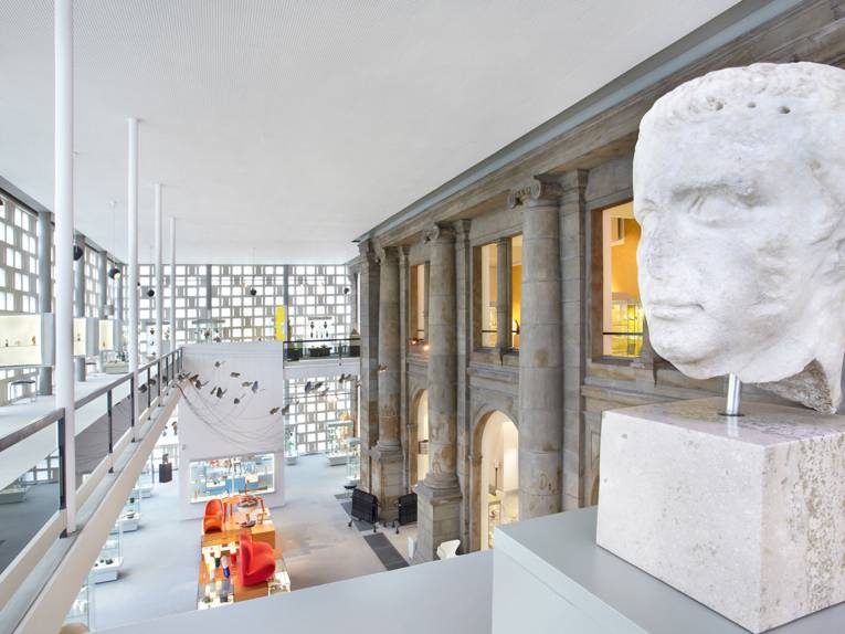 Innenansicht mit der historischen Fassade heute