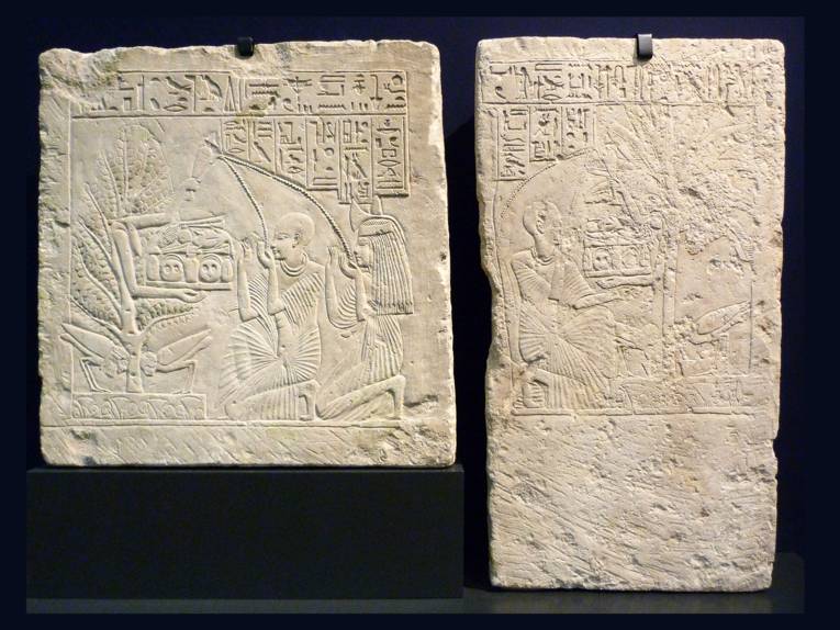 Wiedervereinte Reliefblöcke: Nijaji und seine Frau die zu Beginn des 13. Jahrhunderts v. Chr. in Memphis lebten, jeweils kniend vor einer Baum-Göttin.