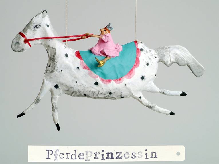 Saskia Bach: Papierobjekte