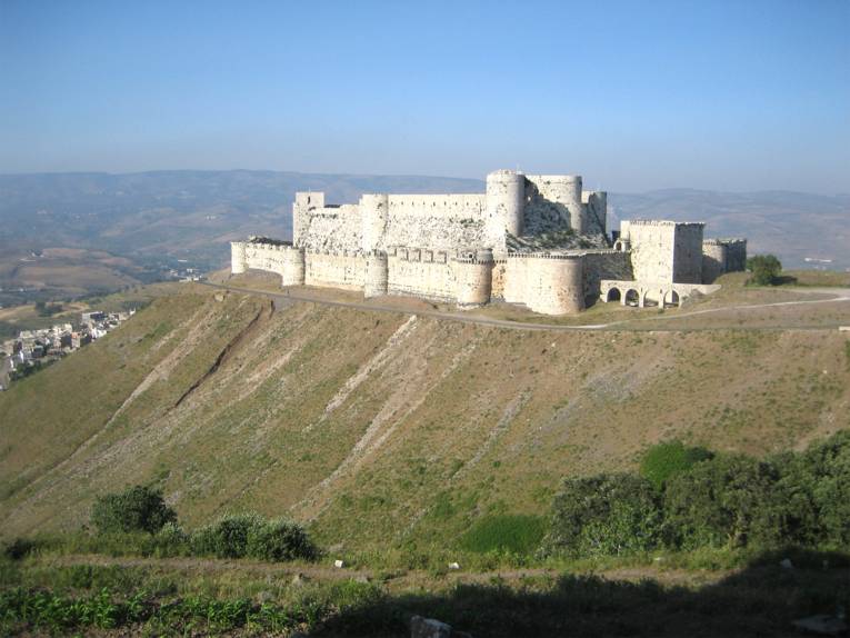 Burg = Krak des Chevaliers war die besterhaltene Kreuzfahrer-Burg im gesamten Vorderen Orient - heute teilweise zerstört.